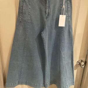 Zenana Outfitters Light Blue Cropped Jeans